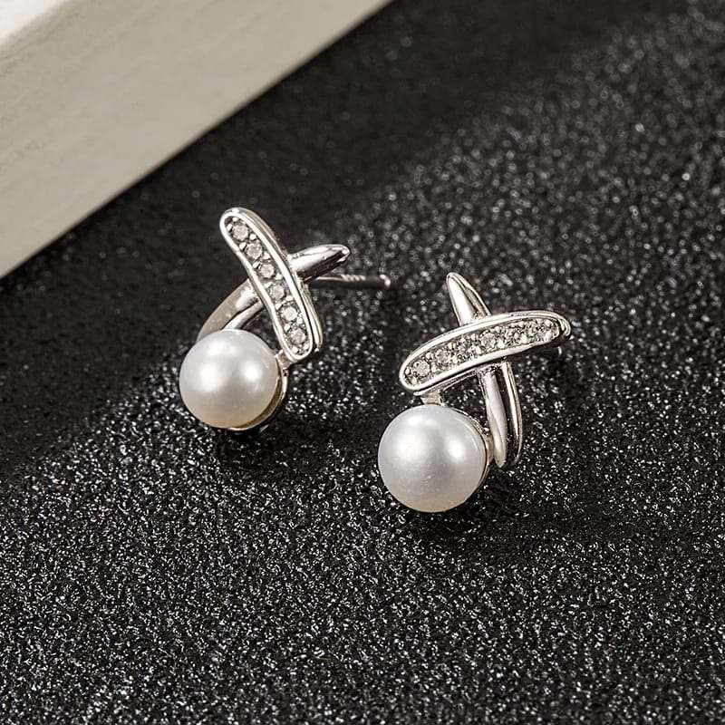 ✨ Elegant Pearl & Crystal Stud Earrings