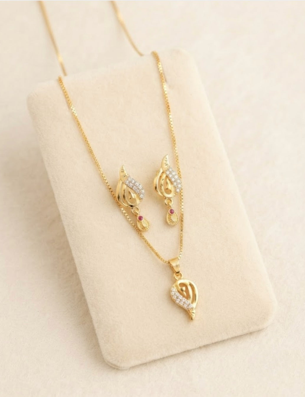 Gold Floral Pendant Necklace Set