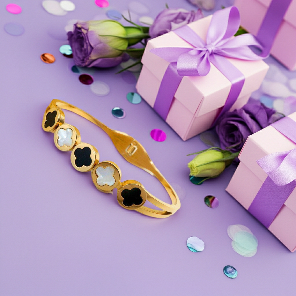 ✨ Clover-inspired motif with black & white enamel - Anti-Tarnish Gold Plated Bracelet / Kada